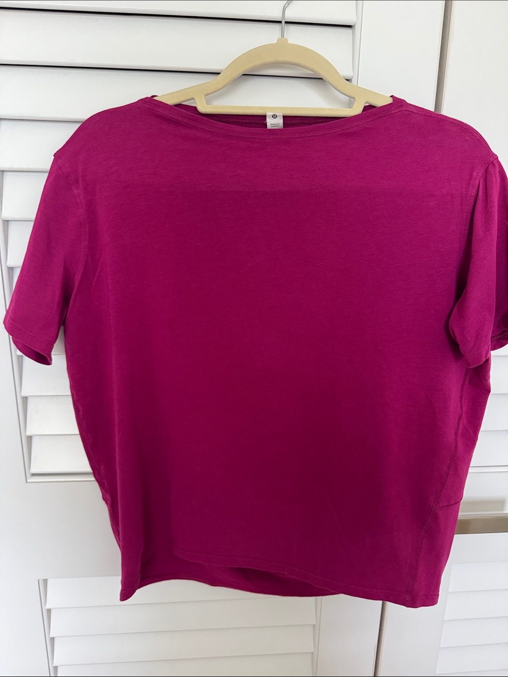lululemon athletica Back in Action Short Sleeve Crewneck Tee in Magenta in sz 2